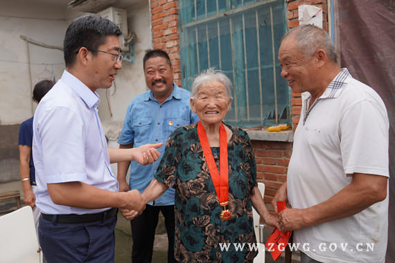 朱志骞走访慰问烈士子女和建国前老党员2 (1).jpg