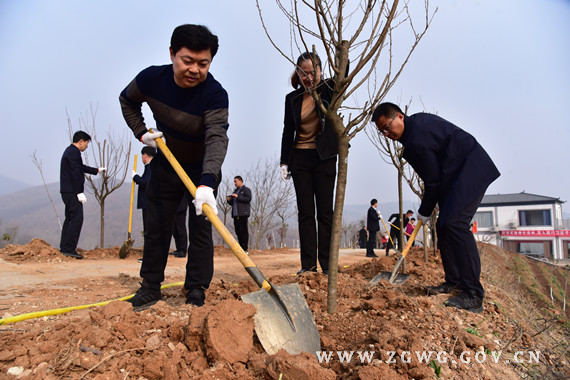 刘文祥带领四大班子领导开展2022年春季义务植树活动_副本.jpg