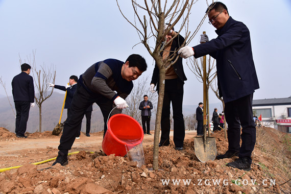 刘文祥带领四大班子领导开展2022年春季义务植树活动 (3)_副本.jpg