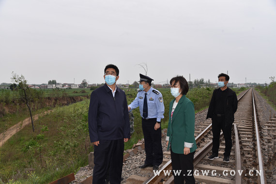 朱志骞专题调研我市与舞阳县边界卡点疫情防控工作 (2)_副本.jpg