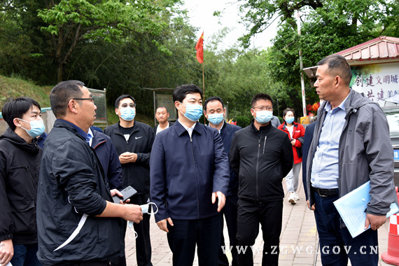 刘文祥带队调研广场游园建设情况 (1)_副本.jpg