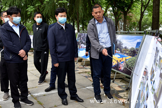 刘文祥带队调研广场游园建设情况_副本.jpg