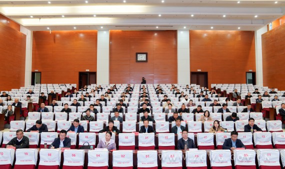 我市举行学习贯彻党的二十届三中全会精神宣讲报告会暨市委理论学习中心组第十三次集体学习(2)_副本.jpg